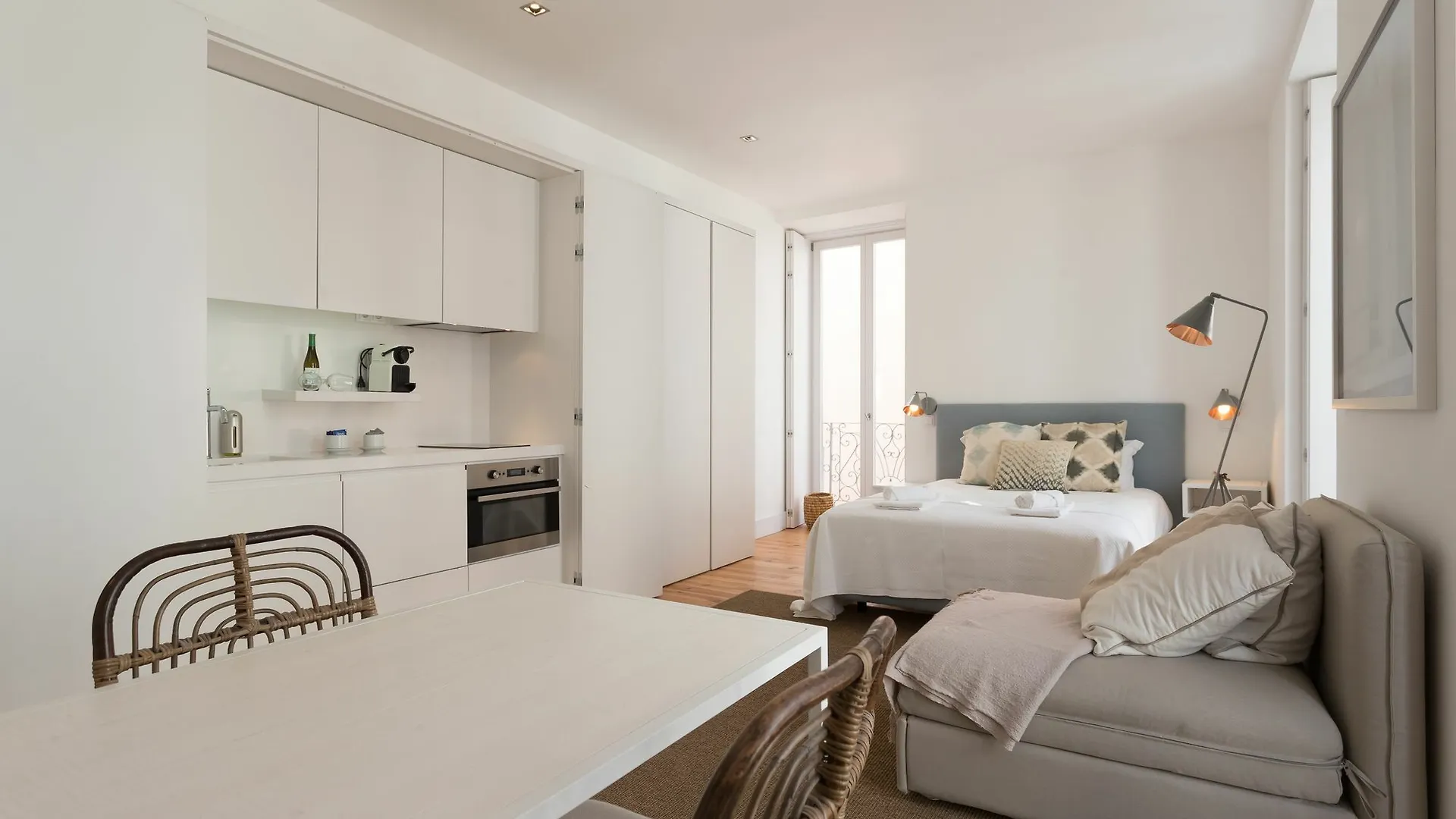 Chiado Studio And One-Bedroom Apartment - By Lu Holidays Лиссабон 0*,  Португалия